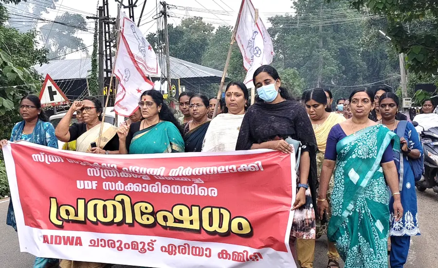 സ്ത്രീ സുരക്ഷാ പെൻഷൻ പദ്ധതി അട്ടിമറിയ്ക്കാനുള്ള യുഡിഎഫ് സര്‍ക്കാരിന്റെ നീക്കത്തിനെതിരെ   ജനാധിപത്യ മഹിളാ അസോസിയേഷൻ ചാരുംമൂട്ടിൽ സംഘടിപ്പിച്ച  പ്രതിഷേധ പ്രകടനം