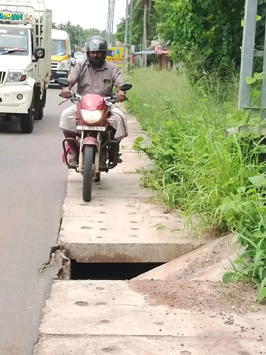 രാമപുരം ക്ഷേത്രത്തിന് വടക്ക് ഭാഗത്ത് ദേശീയപാതയോരത്ത് തകര്ന്ന സ്ലാബ്