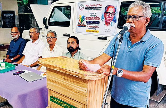 മുട്ടം സാന്ത്വനം ചാരിറ്റബിൾ സൊസൈറ്റി വായനദിനാചരണവും പി എൻ പണിക്കർ അനുസ്മരണവും പ്രൊഫ. ആർ അജിത്ത് ഉദ്ഘാടനംചെയ്യുന്നു