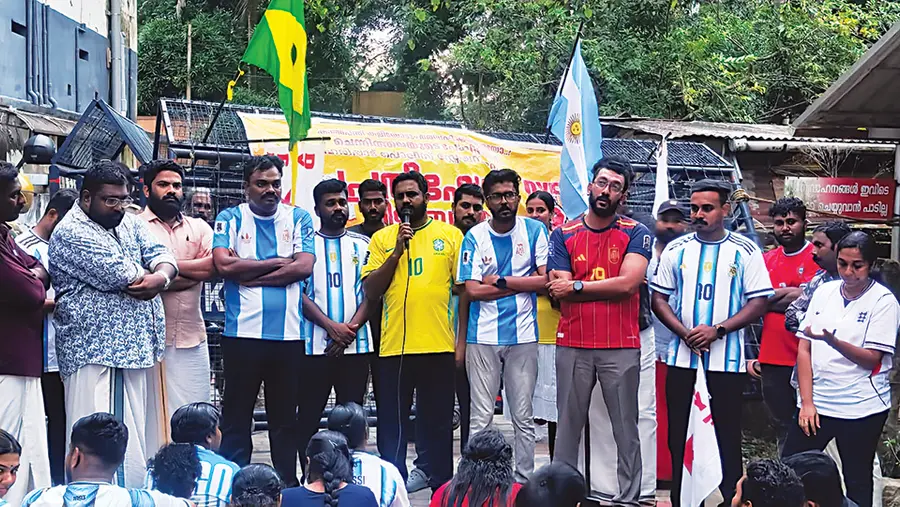 ഡിവൈഎഫ്ഐ പ്രവർത്തകർക്കെതിരെ വിളംബരറാലിയുടെ പേരിലെടുത്ത കേസ് പിൻവലിക്കണമെന്നാവശ്യപ്പട്ട് സംഘടിപ്പിച്ച പ്രതിഷേധ മാർച്ച് ജില്ലാ സെക്രട്ടറി ജെയിംസ് ശമുവേൽ ഉദ്ഘാടനംചെയ്യുന്നു