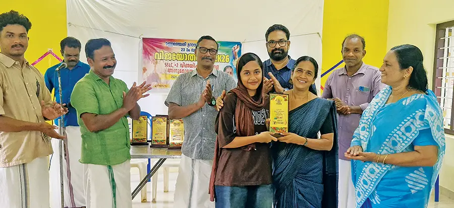 ഉന്നത വിജയം നേടിയ വിദ്യാർഥികൾക്ക് ജില്ലാ പഞ്ചായത്ത് വൈസ് പ്രസിഡന്റ് ഷീന സനൽകുമാർ ഉപഹാരം നൽകുന്നു