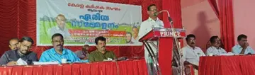 കർഷക സംഘം ആലപ്പുഴ ഏരിയ സമ്മേളനം സംസ്ഥാന കമ്മിറ്റി അംഗം വി ജി മോഹനൻ ഉദ്ഘാടനംചെയ്യുന്നു