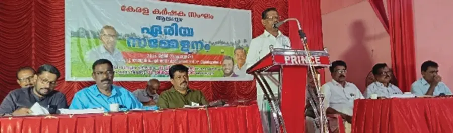 കർഷക സംഘം ആലപ്പുഴ ഏരിയ സമ്മേളനം സംസ്ഥാന കമ്മിറ്റി അംഗം വി ജി മോഹനൻ ഉദ്ഘാടനംചെയ്യുന്നു