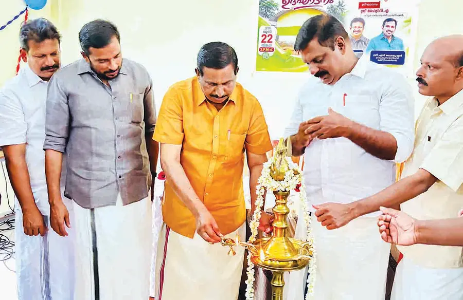 കിടങ്ങറ ഗവ. സ്കൂളിൽ ജില്ലാ പഞ്ചായത്ത് നിർമിച്ച ഹയർസെക്കൻഡറി ക്ലാസ്മുറികൾ പ്രസിഡന്റ് എ മഹേന്ദ്രൻ ഉദ്ഘാടനംചെയ്യുന്നു