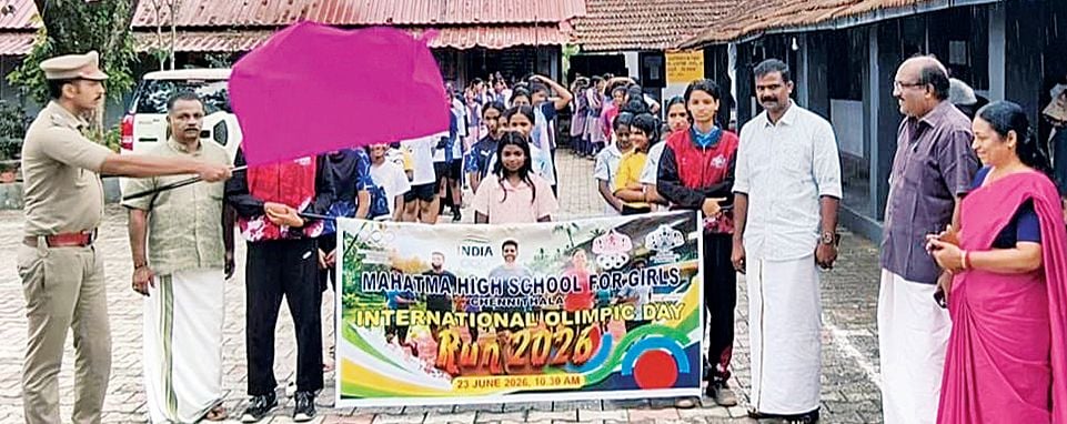 ചെന്നിത്തല മഹാത്മ ഗേൾസ് ഹൈസ്കൂളിൽ ഇന്റർ നാഷണൽ ഒളിമ്പിക് ഡേ റൺ മാന്നാർ എസ് ഐ വിഷ്ണു അജയ്  ഫ്ലാഗ് ഓഫ് ചെയ്യുന്നു