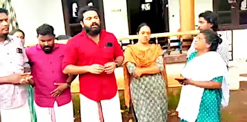 സുശീലയുടെ വീട് തുറക്കാൻ
ഡിവൈഎഫ്ഐ ബ്ലോക്ക് സെക്രട്ടറി എ എ അക്ഷയ്യുടെ നേതൃത്വത്തിൽ പ്രവർത്തകർ എത്തിയപ്പോൾ