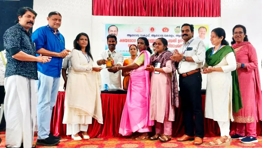 മാരാരിക്കുളം വടക്ക് പഞ്ചായത്ത് പ്രതിനിധികൾ ക്ഷയരോഗ മുക്ത പഞ്ചായത്ത് പുരസ്കാരം ജില്ലാ പഞ്ചായത്ത് വൈസ് പ്രസിഡന്റ് ഷീനാ സനൽകുമാറിൽനിന്ന് ഏറ്റുവാങ്ങുന്നു