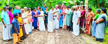 കഞ്ഞിക്കുഴി പഞ്ചായത്ത്‌ പതിനാലാം വാർഡിൽ പൊക്കത്ത് വീട്ടിൽ സുമ ബാലചന്ദ്രന്റെ വീടിനോട് ചേർന്ന് ആരംഭിച്ച കൃഷി പഞ്ചായത്ത് പ്രസിഡന്റ്  അഡ്വ. എം സന്തോഷ്-കുമാർ ആദ്യവിത്തുകൾ വിതച്ച് ഉദ്ഘാടനംചെയ്യുന്നു 