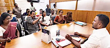 മലയൻ കനാലിലെ മാലിന്യപ്രശ്നത്തിന് അടിയന്തര പരിഹാരം കാണണമെന്ന് ആവശ്യപ്പെട്ട് എൽഡിഎഫ് കൗൺസിലർമാർ കായംകുളം മുനിസിപ്പൽ ചെയർമാനെ ഉപരോധിക്കുന്നു
