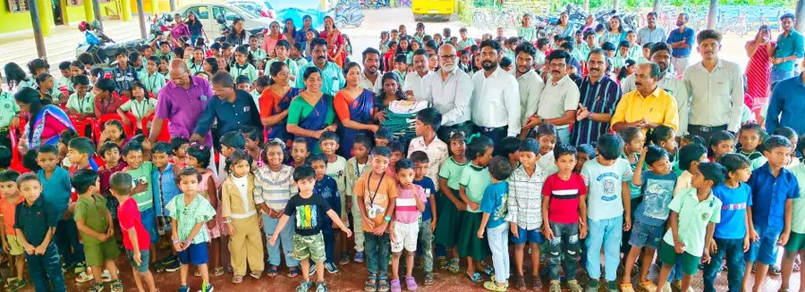 ചാരമംഗലം ഗവ.വൊക്കേഷണൽ ഹയർ സെക്കൻഡറി സ്കൂളിൽ സതേൺ പെട്രോകെമിക്കൽ ഇൻഡസ്ട്രീസ് കോർപറേഷനും കിസ്സാൻ അഗ്രോടെക് കമ്പനിയും ചേർന്ന് പഠനോപകരണങ്ങൾ കൈമാറിയപ്പോൾ
