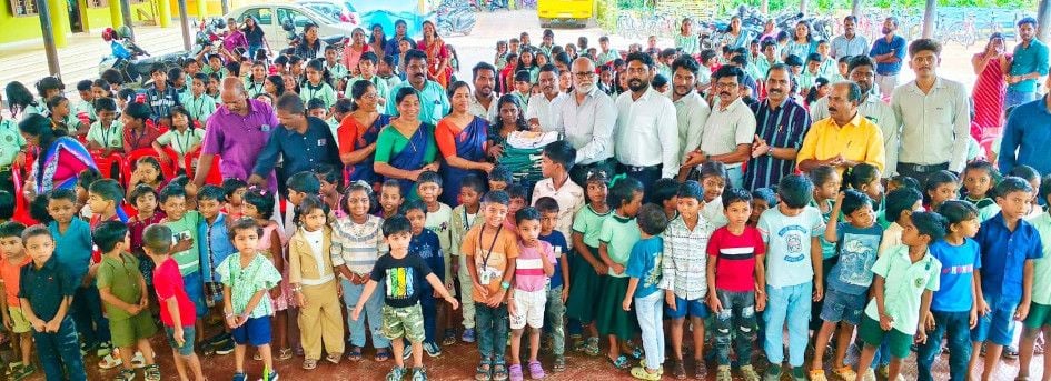 ചാരമംഗലം ഗവ.വൊക്കേഷണൽ ഹയർ സെക്കൻഡറി സ്‌കൂളിൽ സതേൺ പെട്രോകെമിക്കൽ ഇൻഡസ്ട്രീസ്  കോർപറേഷനും കിസ്സാൻ അഗ്രോടെക് കമ്പനിയും ചേർന്ന്‌ പഠനോപകരണങ്ങൾ കൈമാറിയപ്പോൾ  