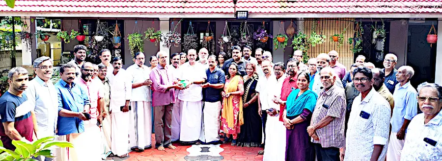കർഷകസംഘം സംസ്ഥാന സമ്മേളനത്തിന്റെ ഭാഗമായി മാവേലിക്കര ഏരിയയിൽ ഹുണ്ടികകൾ സ്ഥാപിക്കൽ
ജില്ലാ പ്രസിഡന്റ് ജി ഹരിശങ്കർ ഉദ്ഘാടനംചെയ്യുന്നു