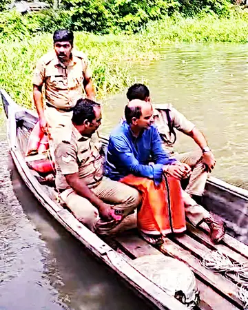      തങ്കമ്മയെ കൊന്ന കേസിലെ പ്രതി പ്രകാശനെ       കായലിൽ തെളിവെടുപ്പിനെത്തിച്ചപ്പോൾ 