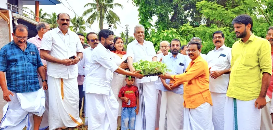 കേരള കർഷക സംഘം ജില്ലാ കമ്മിറ്റി നേതൃത്വത്തിലുള്ള സംയോജിത പച്ചക്കറിക്കൃഷി  കേരള കർഷകസംഘം സംസ്ഥാന ജോ: സെക്രട്ടറി എ സി മൊയ്തീൻ ഉദ്ഘാടനം ചെയ്യുന്നു 