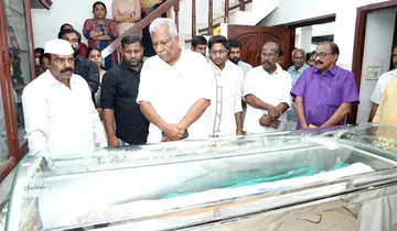 അന്തരിച്ച മുൻ എംഎൽഎ പി എ മാധവന് എ സി മൊയ്തീൻ എംഎൽഎ അന്ത്യോപചാരം അർപ്പിക്കുന്നു