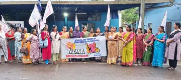 സ്ത്രീ സുരക്ഷാ പെൻഷൻ നിർത്തലാക്കുന്നതിനെതിരെ ജനാധിപത്യ മഹിളാ അസോസിയേഷൻ തണ്ണീർമുക്കം  മേഖലാ കമ്മിറ്റി സംഘടിപ്പിച്ച പ്രതിഷേധം ജില്ലാ കമ്മിറ്റിയംഗം  ഷീന സനൽകുമാർ ഉദ്ഘാടനം ചെയ്യുന്നു 