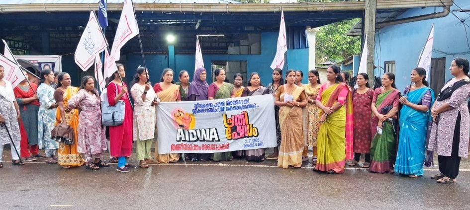സ്ത്രീ സുരക്ഷാ പെൻഷൻ നിർത്തലാക്കുന്നതിനെതിരെ ജനാധിപത്യ മഹിളാ അസോസിയേഷൻ തണ്ണീർമുക്കം  മേഖലാ കമ്മിറ്റി സംഘടിപ്പിച്ച പ്രതിഷേധം ജില്ലാ കമ്മിറ്റിയംഗം  ഷീന സനൽകുമാർ ഉദ്ഘാടനം ചെയ്യുന്നു 