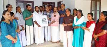 ജില്ലാ പഞ്ചായത്ത് കഞ്ഞിക്കുഴി ഡിവിഷനിലെ വികസന പദ്ധതി സമഗ്രയുടെ ലോഗോ ഗാനരചയിതാവ്  ഷാജി ഇല്ലത്ത് പ്രകാശിപ്പിക്കുന്നു