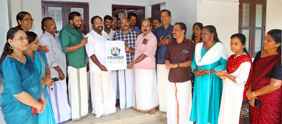 ജില്ലാ പഞ്ചായത്ത് കഞ്ഞിക്കുഴി ഡിവിഷനിലെ വികസന പദ്ധതി സമഗ്രയുടെ ലോഗോ ഗാനരചയിതാവ്  ഷാജി ഇല്ലത്ത് പ്രകാശിപ്പിക്കുന്നു