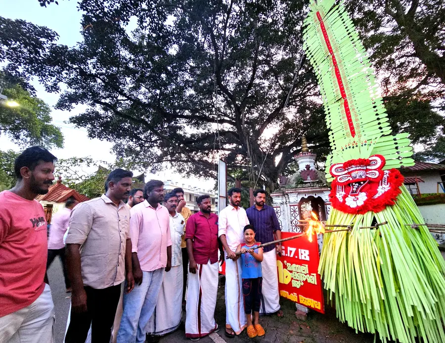 ഡിവൈഎഫ്ഐ ജില്ലാ സമ്മേളനത്തിന്റെ ഭാഗമായി മാവേലിക്കര ടൗൺ തെക്ക് മേഖല കമ്മിറ്റി ബുദ്ധ ജങ്ഷനിൽ സ്ഥാപിച്ച തെയ്യക്കോലം
എം എസ് അരുൺകുമാർ എംഎൽഎ പന്തം കൊളുത്തി
ഉദ്ഘാടനംചെയ്യുന്നു