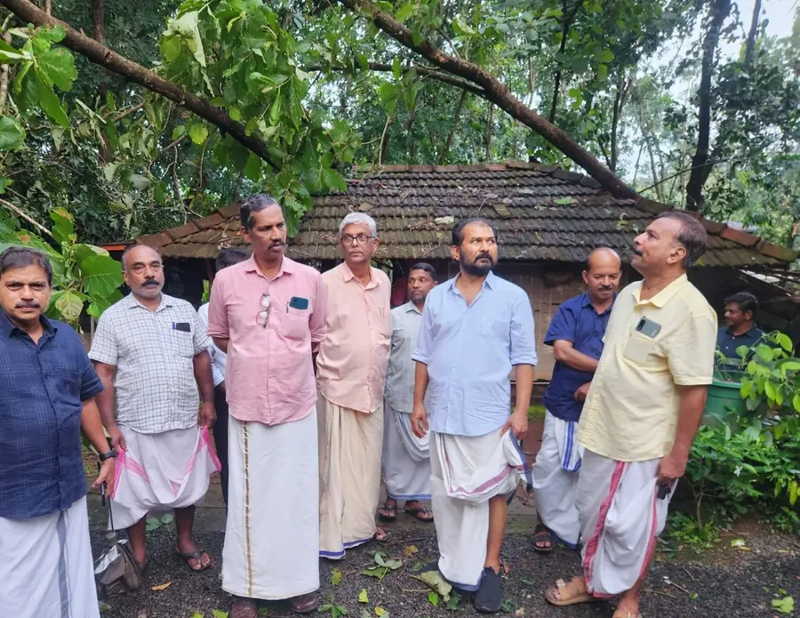 സിപിഐ എം ജില്ലാ സെക്രട്ടറി വി പി അനില് ചുഴിലിക്കാറ്റ് നാശംവിതച്ച കരുളായിയിലെ പ്രദേശങ്ങൾ സന്ദർശിക്കുന്നു