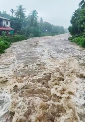 കനത്ത മഴയിൽ കുറുമ്പലങ്കോട് വില്ലേജിന് കീഴിലെ മതിൻമൂലയിൽ  പുഴയിലെ മലവെള്ളപ്പാച്ചിൽ