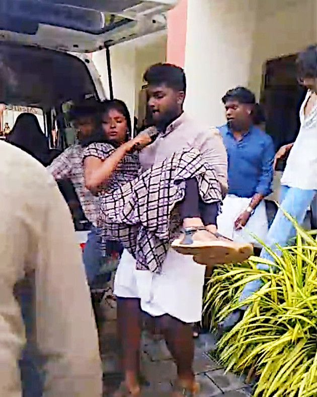 കെഎസ്‌യു, എംഎസ്എഫ് ആക്രമണത്തിൽ പരിക്കേറ്റ എസ്എഫ്ഐ ജില്ലാ കമ്മിറ്റി അംഗം സേതുലക്ഷ്‌മിയെ ആശുപത്രിയിലേക്ക് കൊണ്ടുപോകുന്നു