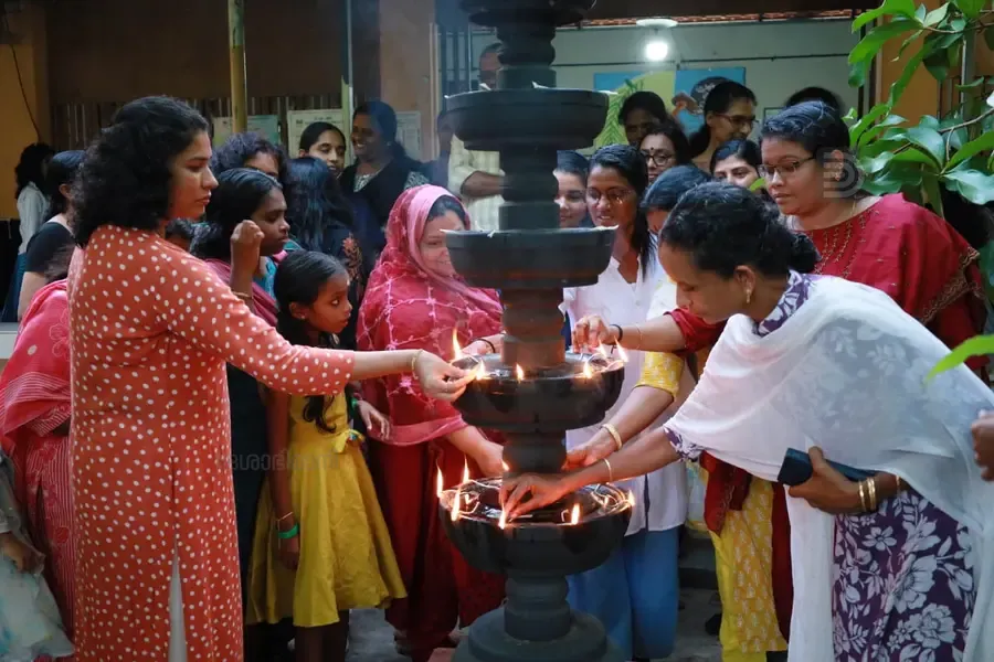 ക്ലാപ്പന ഇ എം എസ് സാംസ്കാരികവേദി ഗ്രന്ഥശാലയിൽ വനിതകൾ വിളക്കുതെളിച്ച് കൂട്ടായ്മയ്ക്ക് തുടക്കം കുറിക്കുന്നു