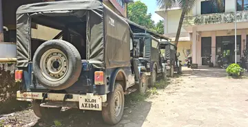 അന്തിക്കാട് എക്സൈസ് റേഞ്ച് ഓഫീസിലെ പ്രവർത്തനരഹിതമായ മൂന്ന് ജീപ്പുകൾ