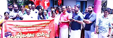 വഴിയോര കച്ചവട തൊഴിലാളി യൂണിയന്റെ മാവേലിക്കര നഗരസഭാ മാർച്ചും ധർണയും സിഐടിയു ഏരിയ സെക്രട്ടറി  എസ് അനിരുദ്ധൻ ഉദ്ഘാടനംചെയ്യുന്നു