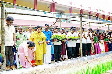 മുഹമ്മ എബിവി എച്ച്എസ്എസിൽ ജൈവപച്ചക്കറികൃഷിക്കുള്ള തൈ നടീൽ
പ്രിൻസിപ്പൽ കൃഷി ഓഫീസർ വി പി സിന്ധു ഉദ്ഘാടനംചെയ്യുന്നു