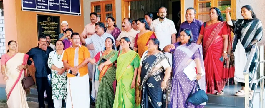 എൽ ഡി എഫ് കൗൺസിലർമാർ നഗരസഭയ്ക്ക് മുന്നിൽ ധർണ്ണ നടത്തുന്നു