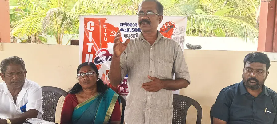 വഴിയോര കച്ചവടതൊഴിലാളി യൂണിയൻ തകഴി ഏരിയ സമ്മേളനം സിഐടിയു ഏരിയ സെക്രട്ടറി പി സജിമോൻ ഉദ്ഘാടനംചെയ്യുന്നു