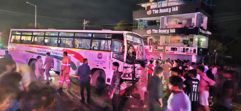 ചേർത്തല കെവിഎം ആശുപത്രിക്ക് സമീപം മണ്ണുമാന്തി യന്ത്രത്തിൽ  ഇടിച്ചുകയറിയ  ബസ്