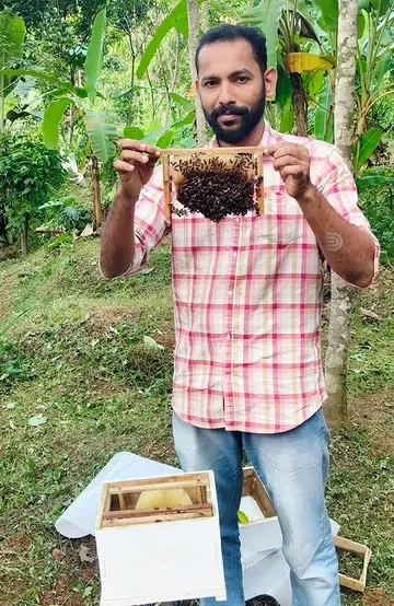 വി ജെ അഖിൽ തേൻ കൃഷി പരിപാലനത്തിൽ
