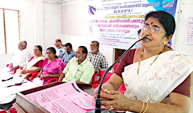 കെഎസ്എസ്-പിയു കായംകുളം ചിറക്കടവം യൂണിറ്റ് കൺവൻഷൻ ജില്ലാ  പഞ്ചായത്ത് സ്ഥിരംസമിതി അധ്യക്ഷ ഡി അംബുജാക്ഷി ഉദ്ഘാടനംചെയ്യുന്നു