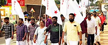 രക്തസാക്ഷിമണ്ഡപവും കൊടിമരവും തകർത്തതിൽ പ്രതിഷേധിച്ച് ഡിവൈഎഫ്ഐ മാവേലിക്കര നഗരത്തിൽ  നടത്തിയ പ്രകടനം