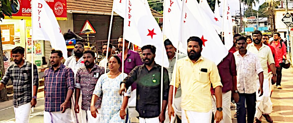 രക്തസാക്ഷിമണ്ഡപവും കൊടിമരവും തകർത്തതിൽ പ്രതിഷേധിച്ച് ഡിവൈഎഫ്ഐ മാവേലിക്കര നഗരത്തിൽ  നടത്തിയ പ്രകടനം