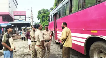 വടക്കാഞ്ചേരി ബസ് സ്റ്റാൻഡിൽനിന്ന് വിദ്യാർഥികളെ കയറ്റാത്ത നടപടിയിൽ ബസ് ജീവനക്കാർക്ക് ഉദ്യോഗസ്ഥർ കർശന താക്കീത്  നൽകുന്നു