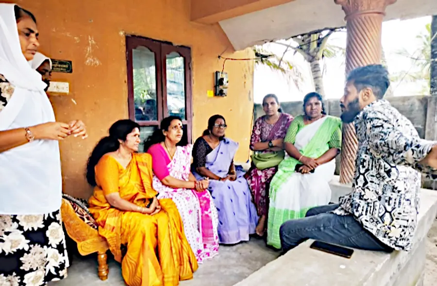 നദിയയുടെ വീട് സന്ദര്ശിച്ച അഖിലേന്ത്യ ജനാധിപത്യ മഹിളാ അസോസിയേഷൻ നേതാക്കൾ ബുന്ധുക്കളുമായി സംസാരിക്കുന്നു