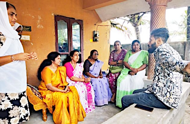 നദിയയുടെ വീട് സന്ദര്‍ശിച്ച അഖിലേന്ത്യ ജനാധിപത്യ മഹിളാ അസോസിയേഷൻ നേതാക്കൾ ബുന്ധുക്കളുമായി സംസാരിക്കുന്നു