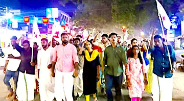 ഡൽഹിയിലെ വിദ്യാർഥി പ്രക്ഷോഭത്തിന് ഐക്യദാർഢ്യം പ്രഖ്യാപിച്ച്‌ ഡിവൈഎഫ്ഐ ചാരുംമൂട് ഏരിയ കമ്മറ്റി  സംഘടിപ്പിച്ച പ്രകടനം