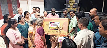 ഡിവൈഎഫ്ഐ കാർത്തികപ്പള്ളി ബ്ലോക്ക് കമ്മിറ്റി മുതുകുളം ഗാന്ധിഭവനിലെ അന്തേവാസികൾക്ക് ടെലിവിഷൻ കൈമാറുന്നു