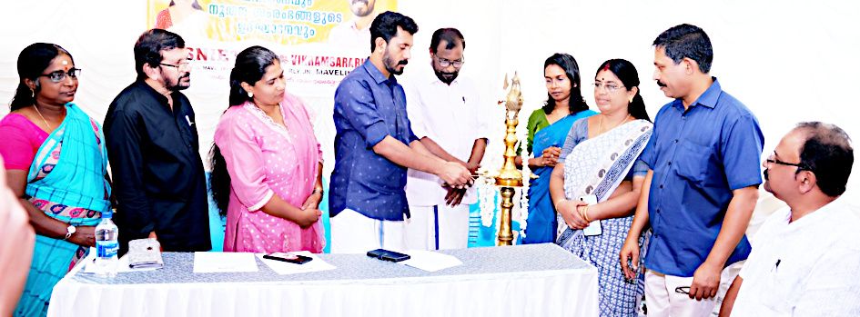 മാവേലിക്കര സ്‌നൈറ്റ് ഐടിഐയുടെയും വിക്രം സാരാഭായി ഐടിഇയുടെയും സ്കോളർഷിപ് വിതരണം  എം എസ് അരുൺകുമാർ എംഎൽഎ ഉദ്ഘാടനംചെയ്യുന്നു