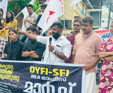 ഡിവൈഎഫ്ഐ, എസ്എഫ്ഐ നേതൃത്വത്തിൽ കൊണ്ടോട്ടി എംഎൽഎ ഓഫീസിലേക്ക് നടത്തിയ മാർച്ച്  ഡിവൈഎഫ്ഐ കൊണ്ടോട്ടി ബ്ലോക്ക് സെക്രട്ടറി എം സലാഹ് ഉദ്ഘാടനംചെയ്യുന്നു