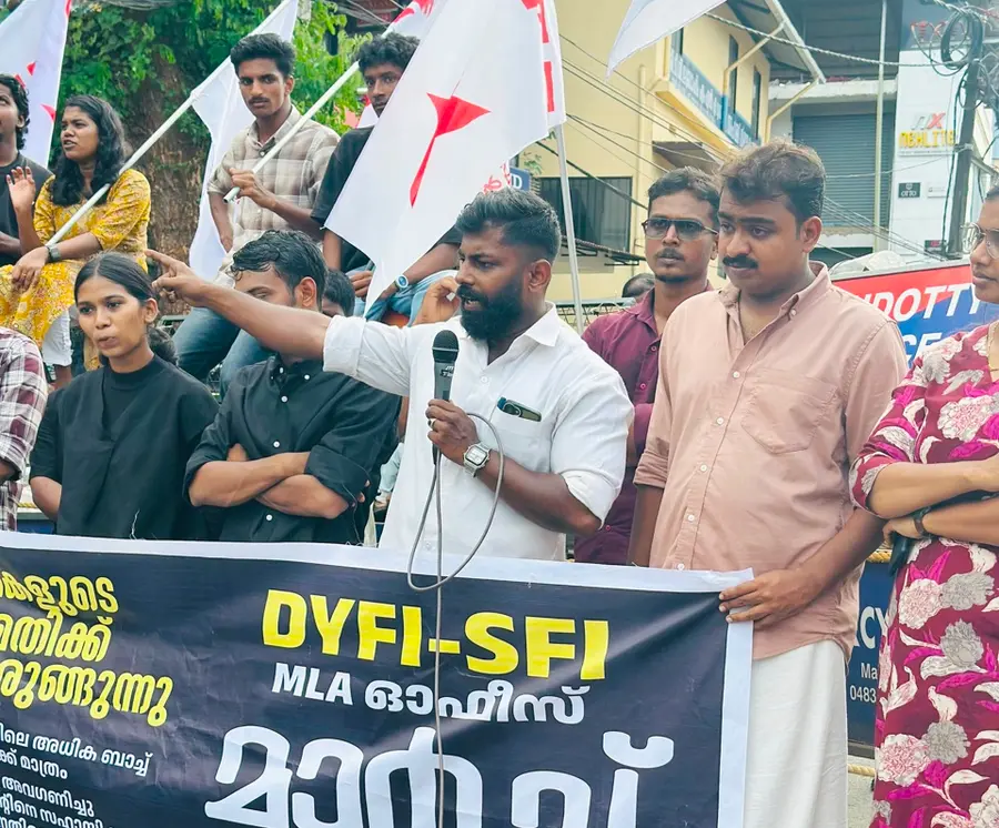ഡിവൈഎഫ്ഐ, എസ്എഫ്ഐ നേതൃത്വത്തിൽ കൊണ്ടോട്ടി എംഎൽഎ ഓഫീസിലേക്ക് നടത്തിയ മാർച്ച്  ഡിവൈഎഫ്ഐ കൊണ്ടോട്ടി ബ്ലോക്ക് സെക്രട്ടറി എം സലാഹ് ഉദ്ഘാടനംചെയ്യുന്നു