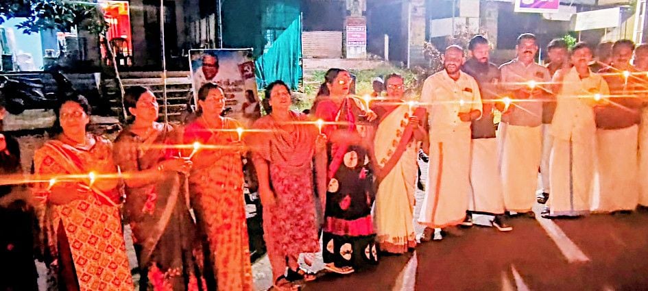 പവര്‍കട്ടിനെതിരെ സിപിഐ എം ചുനക്കരയിൽ നടത്തിയ മെഴുകുതിരി കത്തിച്ചുള്ള പ്രതിഷേധം കേന്ദ്രകമ്മിറ്റി അംഗം  സി എസ് സുജാത ഉദ്ഘാടനംചെയ്യുന്നു