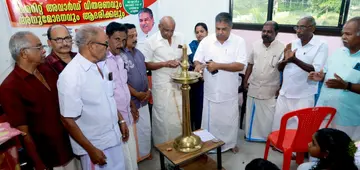 ഇലഞ്ഞിമേൽ ആര്യഭട്ട ഗ്രന്ഥശാലയിൽ പ്രതിഭാസംഗമവും അവാർഡ് വിതരണവും  സജി ചെറിയാൻ എംഎൽഎ ഉദ്ഘാടനംചെയ്യുന്നു
