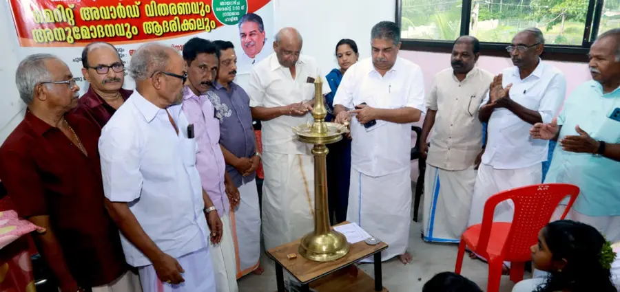 ഇലഞ്ഞിമേൽ ആര്യഭട്ട ഗ്രന്ഥശാലയിൽ പ്രതിഭാസംഗമവും അവാർഡ് വിതരണവും  സജി ചെറിയാൻ എംഎൽഎ ഉദ്ഘാടനംചെയ്യുന്നു