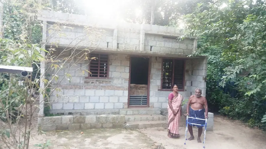 പൂർത്തീകരിക്കാത്ത വീടിന് മുന്നിൽ ഭവാനി